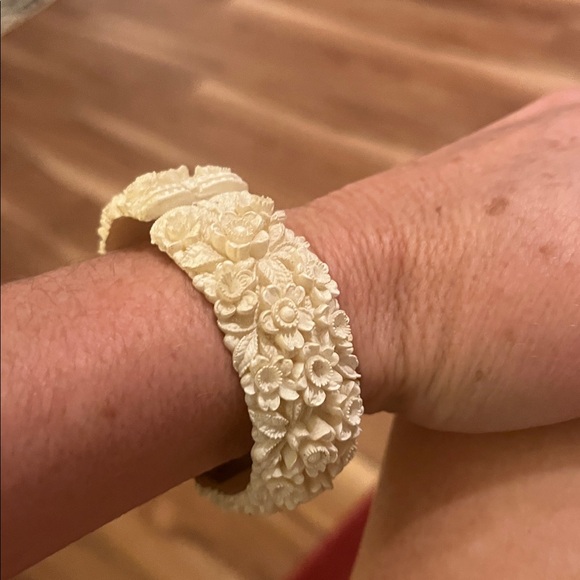 Vintage Floral Celluloid Cream Clamper Bracelet - Picture 5 of 8